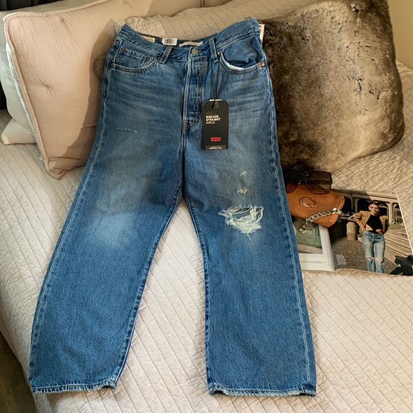 NWT Levi’s premium ribcage straight ankle distressed med wash 28” - Picture 3 of 16